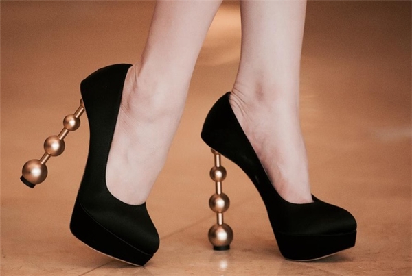 
Đây là thiết kế mà Ngọc Trinh yêu thích nhất. Đôi giày khá đặc biệt bởi phần gót được gọt giũa cầu kì, tinh tế và có giá 20 triệu của thương hiệu Charlotte Olympia.